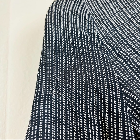 VINCE Black Cream Sheer Silk Georgette Long Sleeve Oversized Blouse Top XS Vneck - Picture 10 of 11